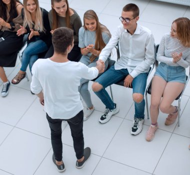 Üst Manzara. Seminer katılımcıları konuşmacılarını alkışlıyorlar..