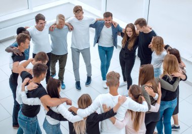 Bir grup sıradan genç, bir çemberin içinde duruyorlar.