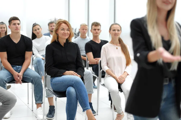 Groupe de jeunes diversifiés assis dans une salle de conférence — Photo