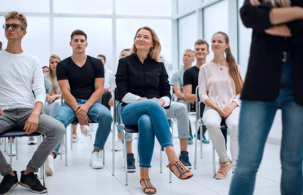 Grupo de jovens diversos sentados em uma sala de conferências — Fotografia de Stock
