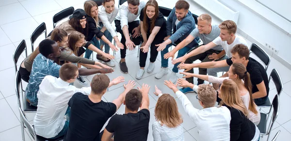 Grupo de jóvenes diversos que ponen sus manos juntas —  Fotos de Stock