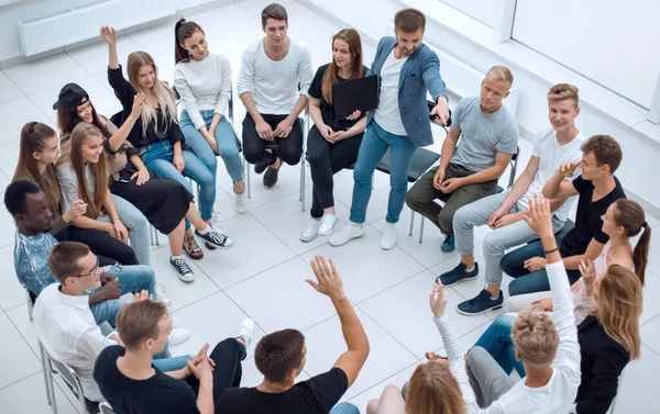 Teilnehmer stellen während des Business-Seminars Fragen — Stockfoto