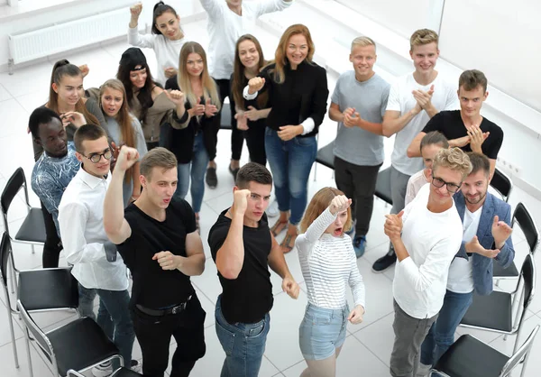 Handslag av unga likasinnade människor i en vänkrets — Stockfoto