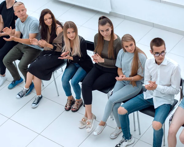 Jeunes auditeurs de formation en entreprise assis dans une rangée — Photo