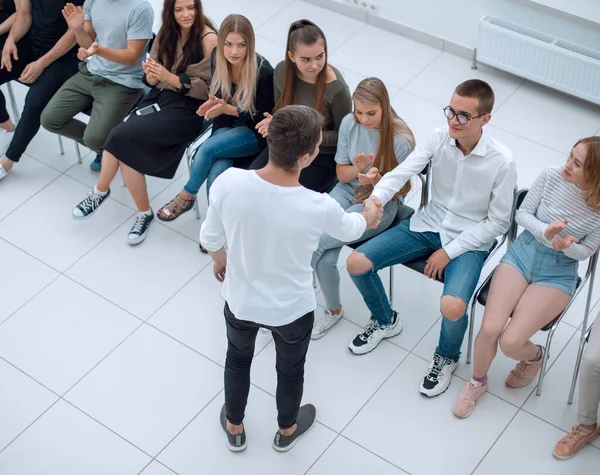 Ansicht von oben. Seminarteilnehmer applaudieren ihrem Referenten. — Stockfoto