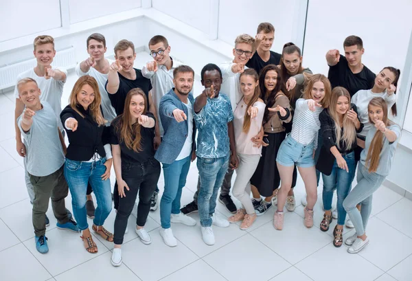 Gruppe unterschiedlicher junger Leute blickt in die Kamera — Stockfoto