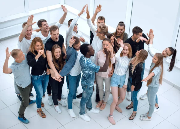 Grupp av olika ungdomar tittar på kameran — Stockfoto