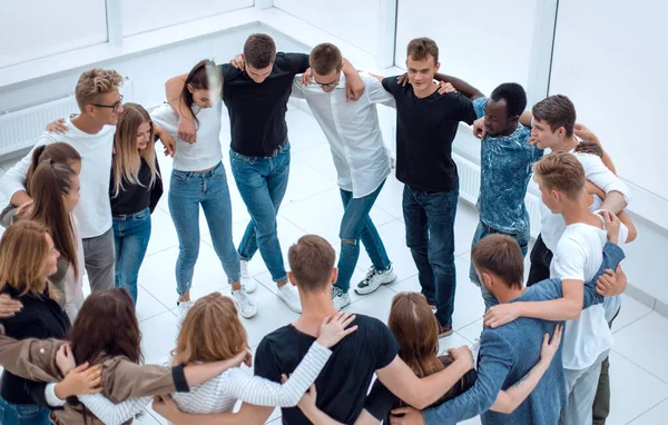 Skupina příležitostných mladých lidí stojící v kruhu — Stock fotografie
