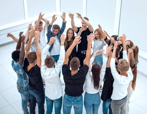 Gruppe lässiger junger Leute steht im Kreis — Stockfoto