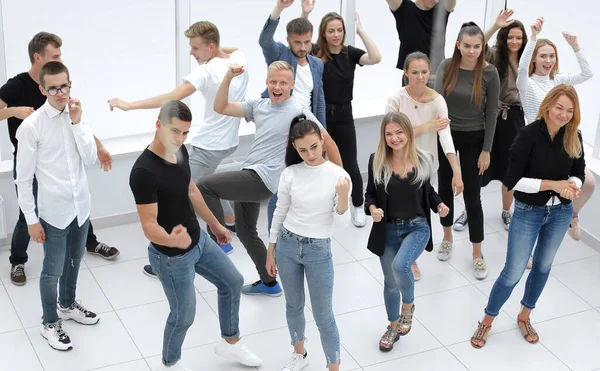 Groep ongedwongen jongeren die in een cirkel staan — Stockfoto