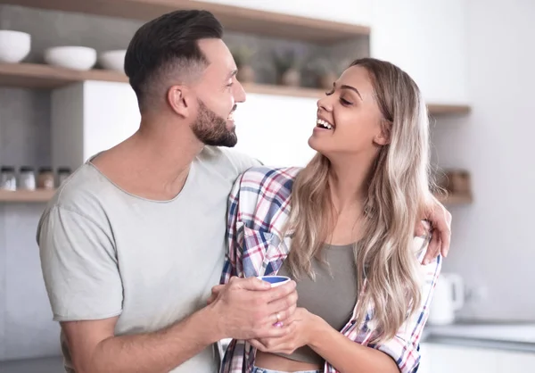 Feliz jovem casal na cozinha em bom tempo da manhã — Fotografia de Stock