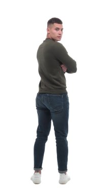 Dikiz aynası. Beyaz bir ekranın önünde duran genç görünümlü bir erkek.