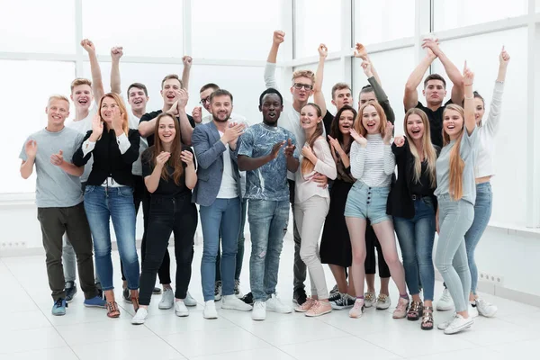 Equipe de jovens felizes mostrando seu sucesso — Fotografia de Stock