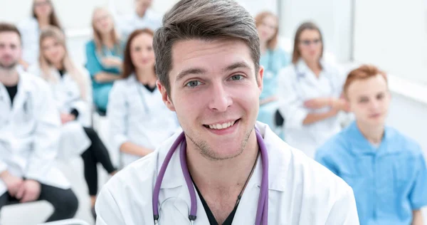 Bovenaanzicht. een groep lachende dokters die naar je wijzen. — Stockfoto