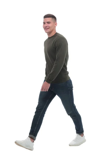 V plném růstu. sebevědomý muž v džínách kráčí vpřed . — Stock fotografie