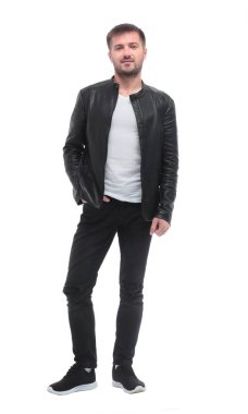 Tam gelişim. Siyah deri ceketli şık bir genç.