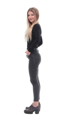 Yan görünüş. Ciddi genç bir kadın kameraya bakıyor.