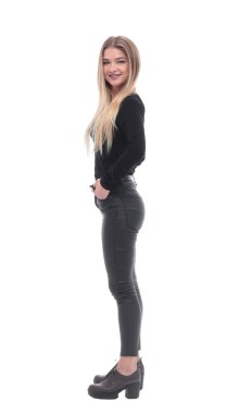 Yan görünüş. Ciddi genç bir kadın kameraya bakıyor.