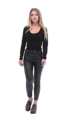 Tam gelişim. Güzel bir kadın kendinden emin bir şekilde ileriye doğru yürüyor..