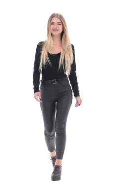 Tam gelişim. Güzel bir kadın kendinden emin bir şekilde ileriye doğru yürüyor..