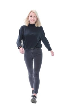 Tam gelişim. Mutlu genç bir kadın ilerliyor.