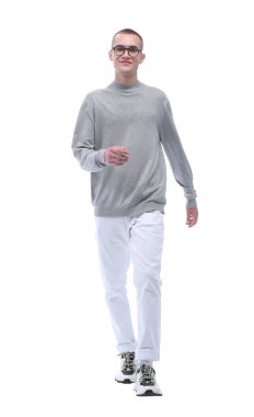 Tam gelişim. Gözlüklü, gülümseyen genç ileri doğru gidiyor.