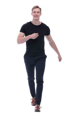 Tam gelişim. Mutlu genç adam devam ediyor.