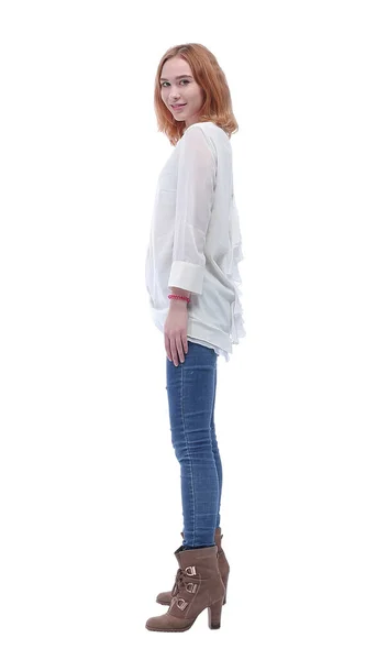 Вид сбоку. уверенная в себе молодая женщина в джинсах и высоких сапогах — стоковое фото