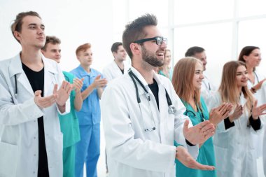 Mutlu bir grup genç doktorun portresi.