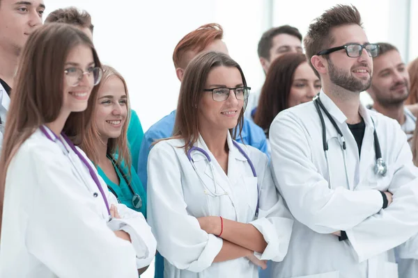 Nahaufnahme. eine große Gruppe unterschiedlicher Ärzte, die zusammenstehen — Stockfoto