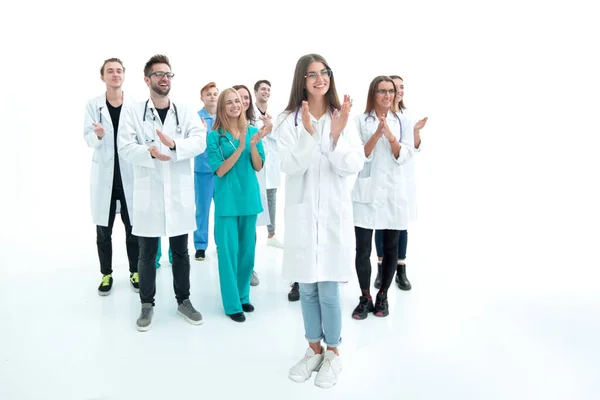 Medico donna in piedi di fronte ai suoi colleghi applaudenti — Foto Stock