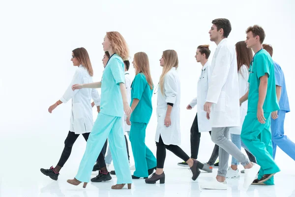 Bem-sucedida jovem médico em pé na frente de seus colegas — Fotografia de Stock