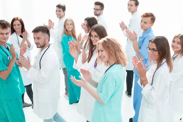 टॉप दृश्य. आपल्याकडे दर्शविणारे हसत डॉक्टरांचा एक गट . — स्टॉक फोटो, इमेज
