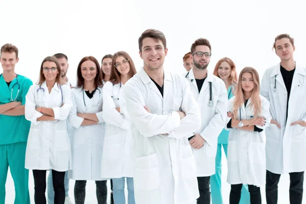 Médico de pie frente a un grupo de estudiantes de medicina . — Foto de Stock