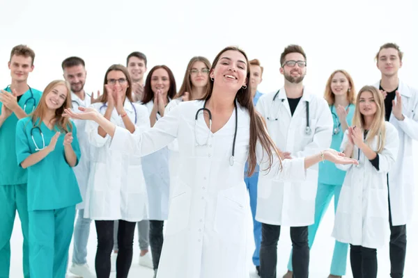 Bovenaanzicht. een groep lachende dokters die naar je wijzen. — Stockfoto