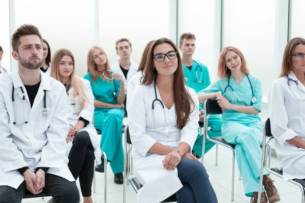 Widok z góry. grupa uśmiechniętych lekarzy wskazujących na ciebie. — Zdjęcie stockowe