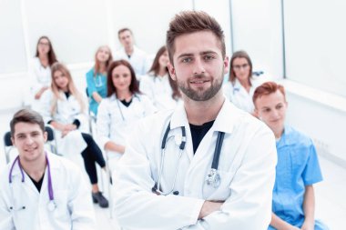 Üst Manzara. Bir grup gülümseyen doktor seni işaret ediyor..