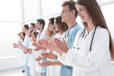 Üst Manzara. Bir grup gülümseyen doktor seni işaret ediyor..