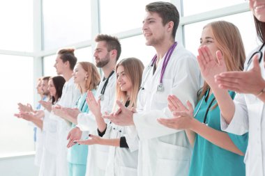 Üst Manzara. Bir grup gülümseyen doktor seni işaret ediyor..