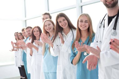 Kapat. Bir grup stajyer alkışlıyor..