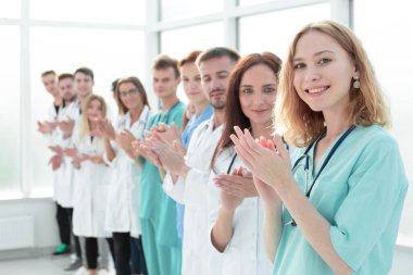 Üst Manzara. Bir grup gülümseyen doktor seni işaret ediyor..