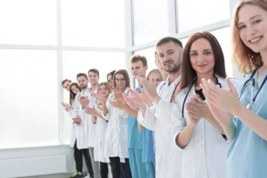 Üst Manzara. Bir grup gülümseyen doktor seni işaret ediyor..