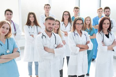 Kot etekli şık bir genç kadın. beyaz üzerine izole