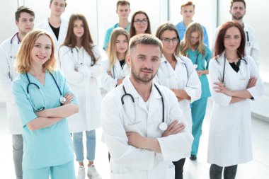 Yan görünüş. Kendine güvenen adam ellerini cebinde tutar..