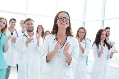 Genç adam kameraya bakıyor. beyaz üzerine izole