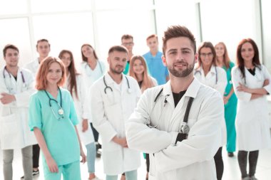 Birliklerini gösteren gençlerden oluşan bir takım