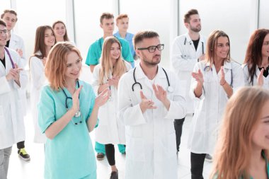 Kendine güvenen bir grup tıbbi uzman öne çıkıyor.