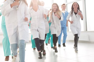 Büyük bir tıbbi uzman grubunun görüntüsü.