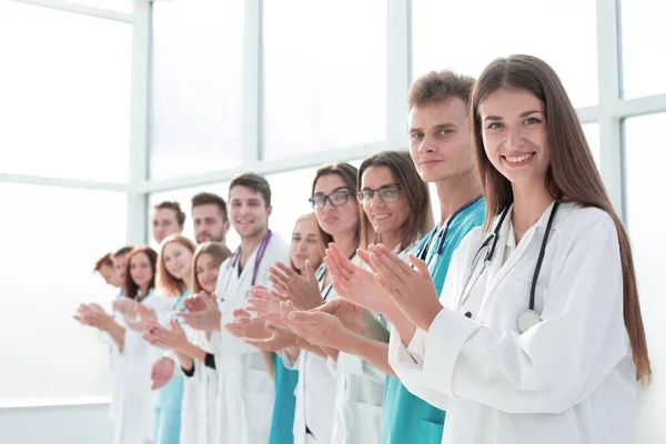 Στην κορυφή. μια ομάδα χαμογελαστών γιατρών που σε δείχνουν.. — Φωτογραφία Αρχείου