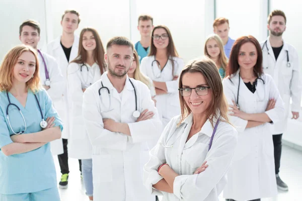 Mujer joven seria con confianza va hacia adelante. aislado en blanco — Foto de Stock